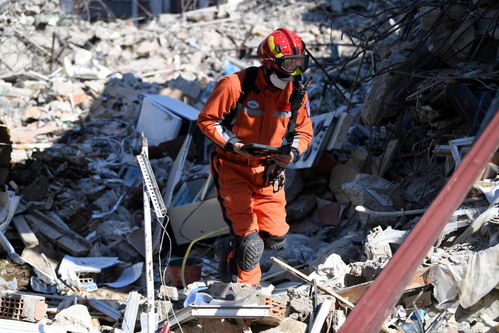 中国救援队在土耳其成功营救4名被困人员并开展清障服务